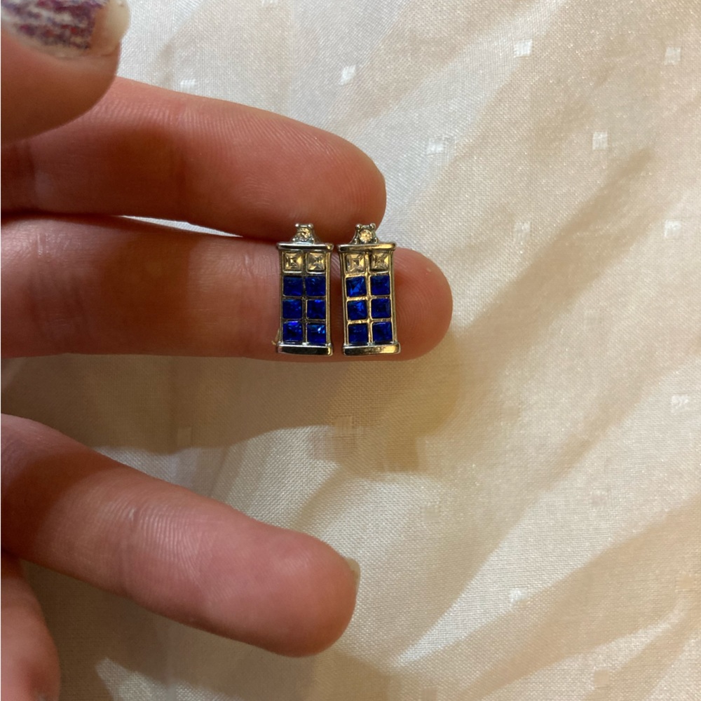 🍎 TARDIS Earrings